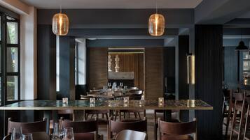 2 restaurants; lunch and dinner served