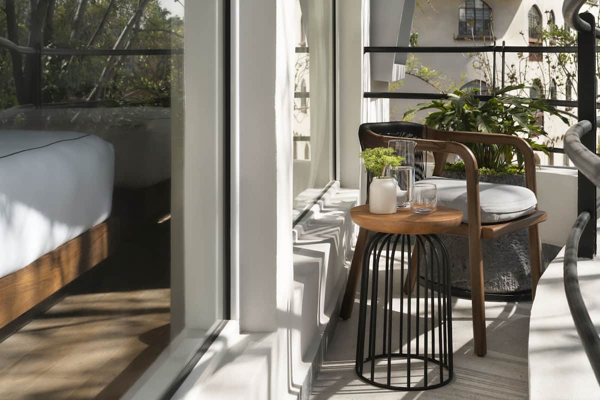 Quarto premium, 2 camas Queen, sacada | 1 quarto, roupas de cama premium, edredons de pluma