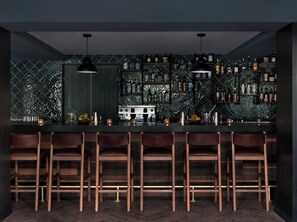 2 restaurants; lunch and dinner served