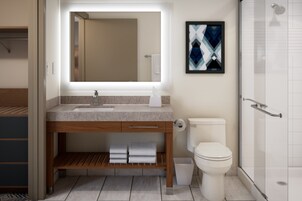 Bañera con ducha, artículos de tocador de diseñador, secador de pelo
