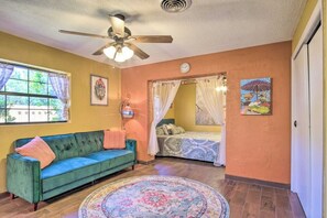 3 habitaciones, escritorio y tabla de planchar con plancha