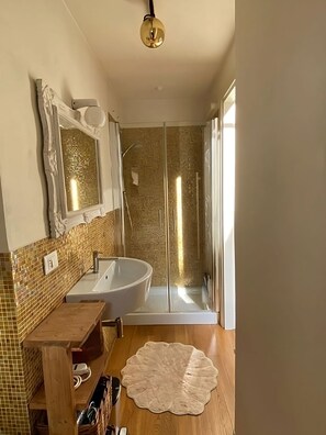 Dusche, Haartrockner, Bidet, Handtücher