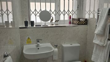 Departamento | Baño | Tina y regadera independientes, tina profunda, toallas