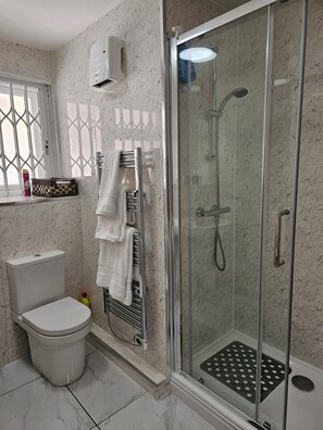 Apartment | Badezimmer | Badewanne und Dusche (separat), Komfortbadewanne, Handtücher