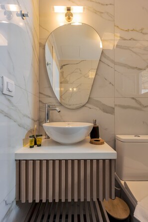 Ducha, secador de pelo, toallas