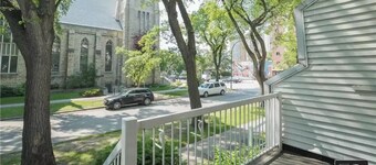 Modern 2 bed/2 bath Condo in Great location