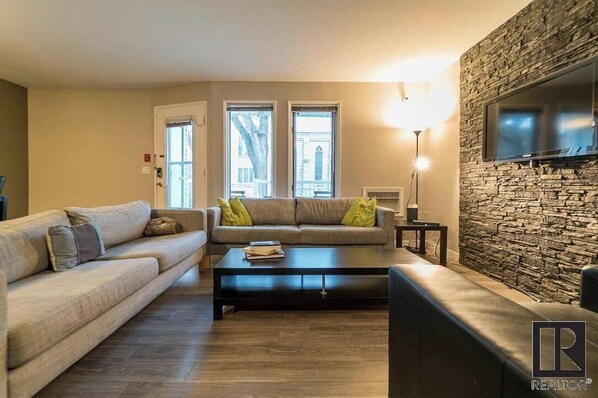 Smart TV - Modern 2 bed/2 bath Condo in Great location
(Winnipeg)