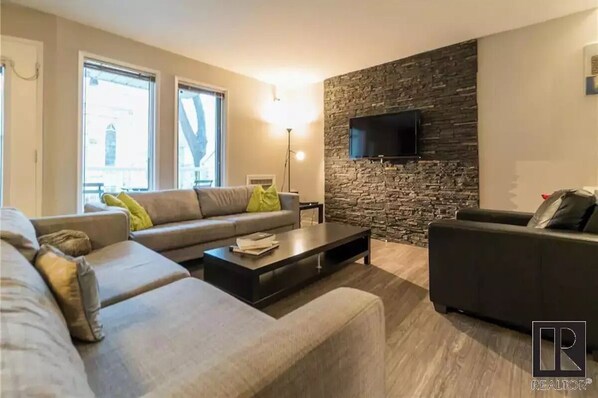 Smart TV - Modern 2 bed/2 bath Condo in Great location
(Winnipeg)
