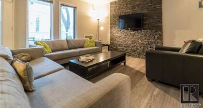 Modern 2 bed/2 bath Condo in Great location