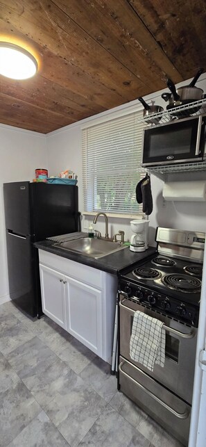 Réfrigérateur, four à micro-ondes, un four, surface de cuisson