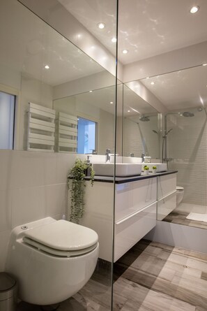 Badekar, hårtørrer, håndklæder, Toiletpapir