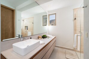Bañera, secador de pelo, toallas