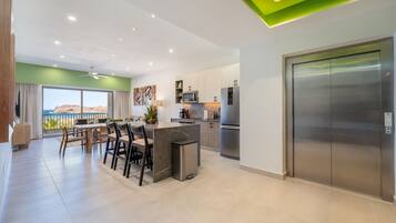 Geladeira, micro-ondas, fogão, cooktop