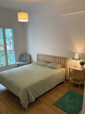 2 bedrooms, bed sheets - 2 Bedroom Apartment With Sunny Terrace in Central Athens (Athina)