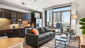 A modern apartment with a kitchen, dining area, and a balcony with a city view. - Austin Modern 1BD 1BA Apartment (Austin)