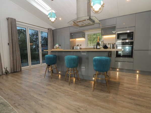 冰箱、洗碗机、电热水壶、烤面包机