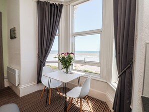 Dining - 6 Beach View @ Beaconsfield House (Bridlington)