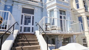 A building with a sign reading "BEACONFIELD HOUSE" and "VACANCIES". There are stairs leading to a balcony with a railing. - 6 Beach View @ Beaconsfield House (Bridlington)