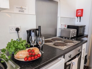 Kühlschrank, Wasserkocher, Toaster, Kochgeschirr/Geschirr/Besteck