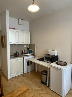 Apartemen | Dapur pribadi | Lemari es, microwave, kompor, dan ketel listrik