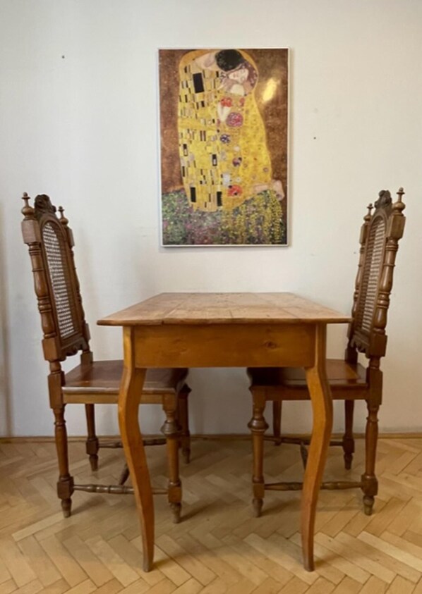 Apartment | Dining - 1 Bed Flat - Sleeps 2 - Pets - Wifi (Prague)