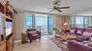 Condo, 2 habitaciones | Área de sala de estar | Smart TV 