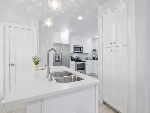 Kühlschrank, Mikrowelle, Ofen, Herdplatte