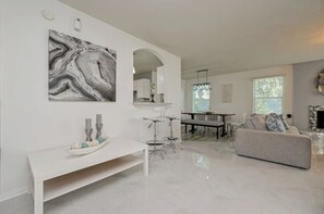 Smart TV - Beautiful, modern and big house @ Houston/IAH (Humble)