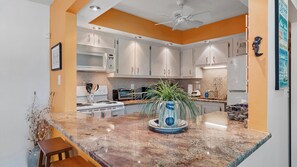Casa de ciudad, 2 habitaciones | Cocina privada | Refrigerador, horno, cafetera y tetera y tostadora 