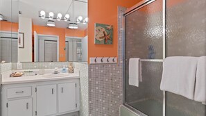 Casa geminada, 2 quartos | Banheiro | Produtos de toalete grátis, toalhas de banho, shampoo 