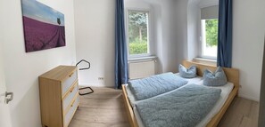 2 bedrooms, travel cot, free WiFi, bed sheets