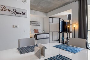 1 bedroom - Cozy Downtown Pad- Luxe Rooftop Pool gym and More (Miami)