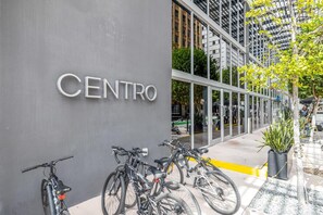 Apartment | 1 bedroom - Cozy Downtown Pad- Luxe Rooftop Pool gym and More (Miami)