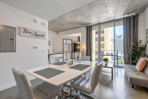 1 bedroom - Cozy Downtown Pad- Luxe Rooftop Pool gym and More (Miami)