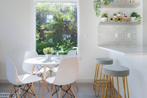 Dining - Modern Townhome with Lake/City View & Assigned Parking (Seattle)