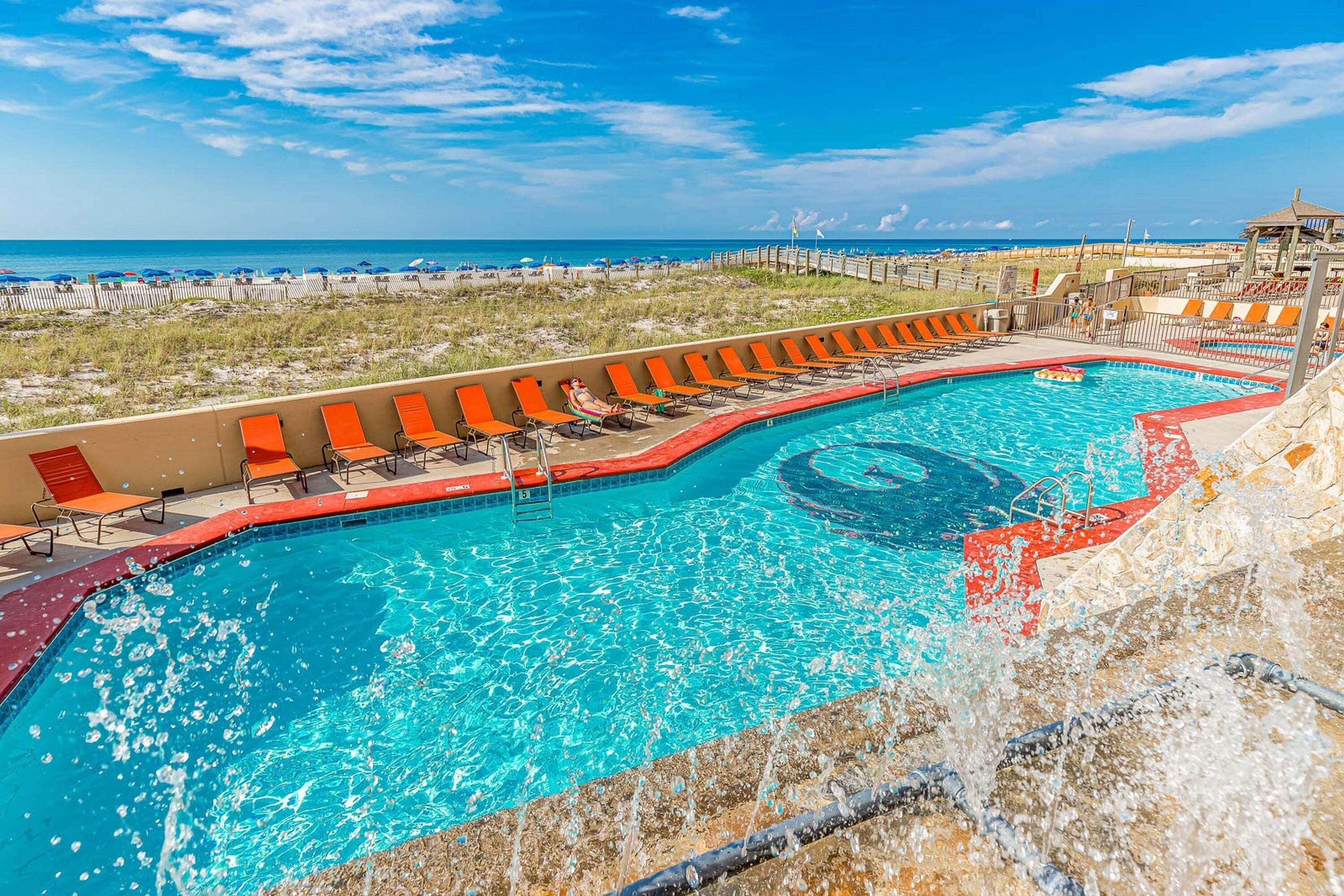 Una piscina cubierta, una piscina al aire libre