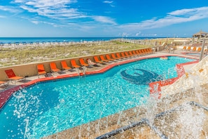 Una piscina con vistas a la playa y al océano.