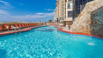 Innendørsbasseng og utendørsbasseng