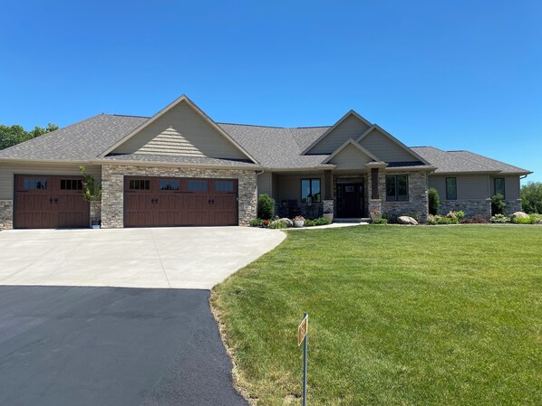 Exterior - Plan for EAA ! Executive ranch, only 13 miles away (Neenah)