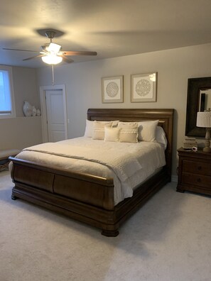 3 bedrooms, desk, iron/ironing board, free WiFi - Plan for EAA ! Executive ranch, only 13 miles away (Neenah)