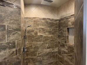 Dusche, Whirlpool, Haartrockner, Bidet