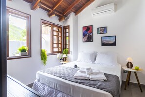 2 bedrooms, individually decorated, desk, laptop workspace - Casa Charmosa com Piscina - Barra do Una (São Sebastião)