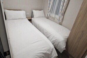 2 bedrooms, iron/ironing board, free WiFi, bed sheets - Family Caravan - Sleeps 6 - Pet Friendly - Parking (Colchester)