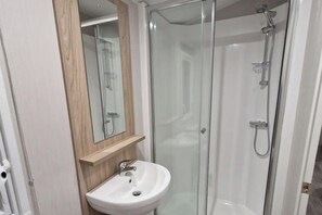 Shower - Family Caravan - Sleeps 6 - Pet Friendly - Parking (Colchester)