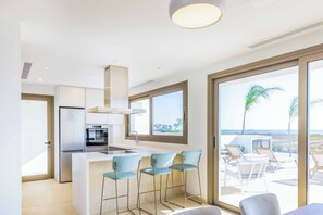 Peti sejuk, ketuhar gelombang mikro, ketuhar 