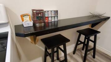 Suite Familiale, plusieurs lits, cuisine | Cuisine privée | Grand réfrigérateur, micro-ondes, plaque de cuisson