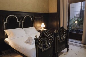 Ropa de cama de alta calidad, cubrecamas, minibar y wifi gratis 