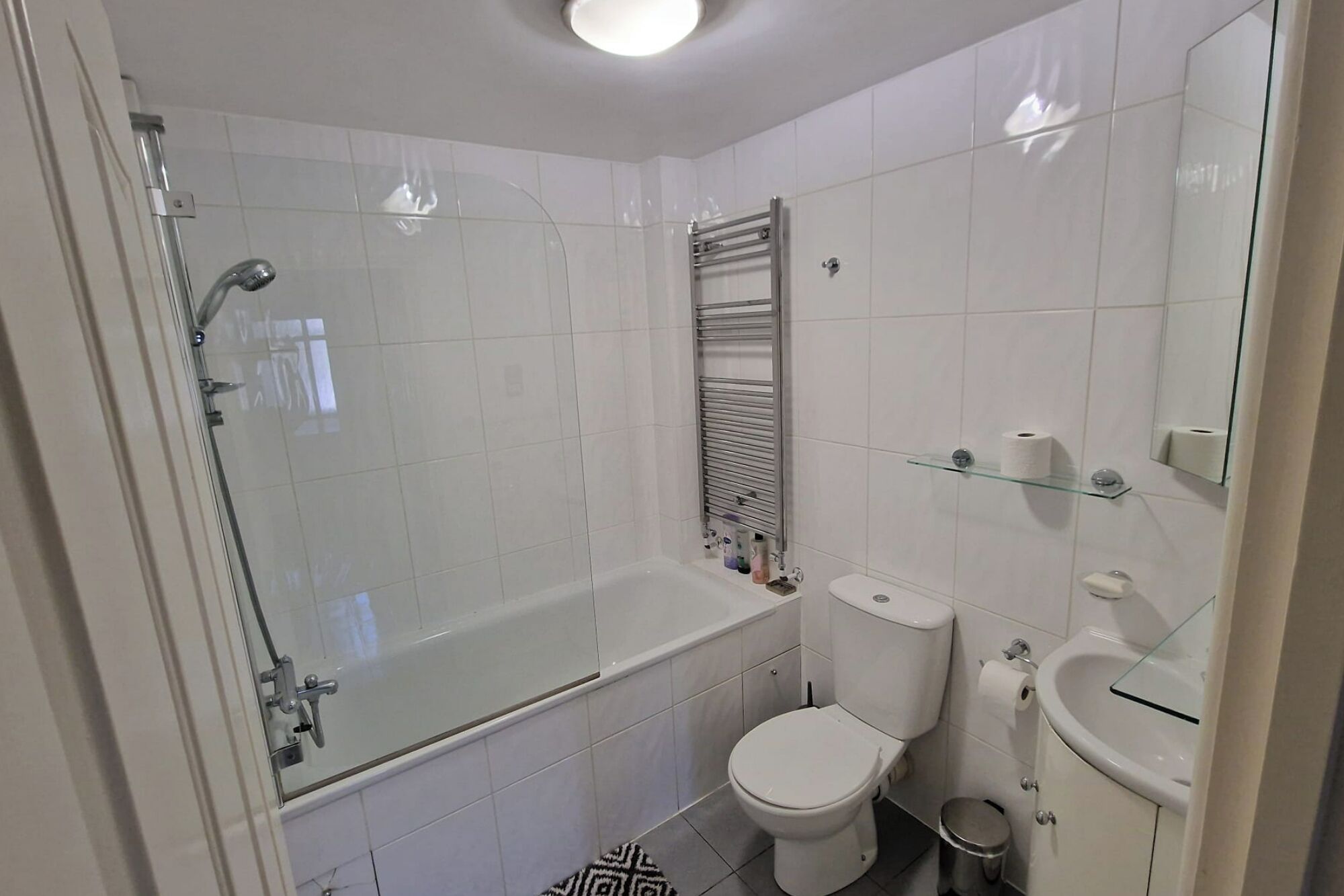 Apartment | Badezimmer | Duschwanne, Komfortbadewanne, Haartrockner, Handtücher