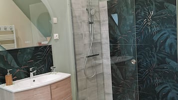 Chambre Double Confort, non-fumeurs, vue baie | Salle de bain