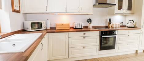 Kühlschrank, Geschirrspüler, Wasserkocher, Toaster